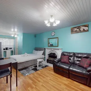 Cozy Near Airport, Excel & Dlr Apartment