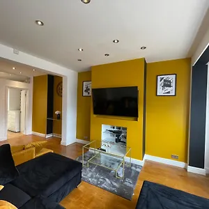 5 Bed Haven - Off Street Parking - Pool Table *