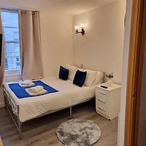 F302-3rd Floor For 2 Near Hyde Park Apartment