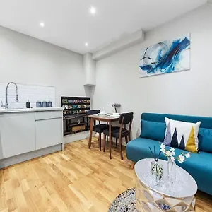 Metro Marvel: 1-bed Gem London
