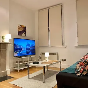 One-bed Flat In The Heart Of London, Bank Payment Required To The Host Up To 12h After You Have Made A Reservation *