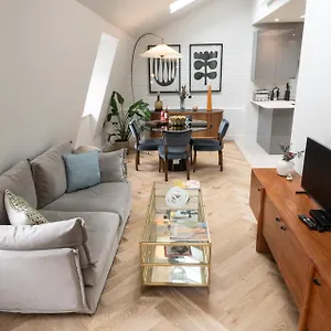 Modern 2 Bed Charlotte Street On 3rd Floor London