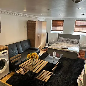 1 Bedroom Studio S5 Апартаменты