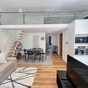 3.5 High Ceilings - Centrally Located Apartment London