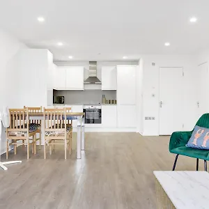 2 Bedrooms 2baths 3toilets Near Excel City Airport O2 Sleeps Up To 5 Apartment *
