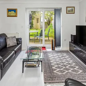 Casa vacanze Urban Oasis - Modern 2b/2b Retreat Near Nature