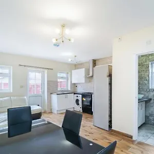 Guest In House - Isleworth, Middlesex * Isleworth
