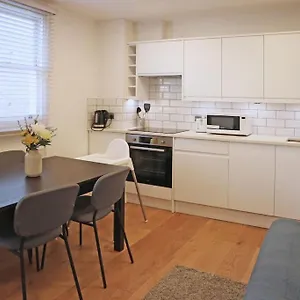 2 Bedroom Modern, Simple Flat In Broadway Market Apartment