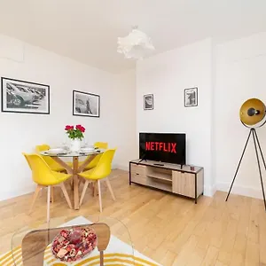 Two Bedroom By Buonomo Short Lets & Serviced In Balham With Balcony Apartment *
