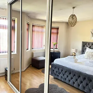 City Airport Serviced House Holiday home