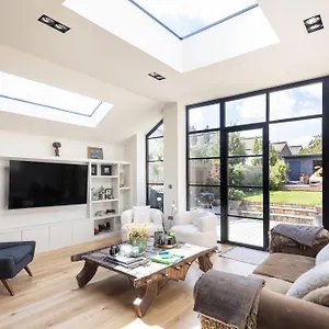 Veeve - An Airy Abode