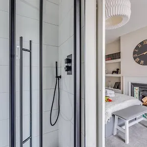 Beautiful 5 Bedroom 4 Bathroom House In W6 By Yoko - 10 Minute's To - Free Parking, Fast Wifi, Work Desks And Smarttvs With And Netflix *