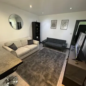 Apartment Barking Bliss-2 Bedroom,2 Bath, A Short Distance To Barking Station