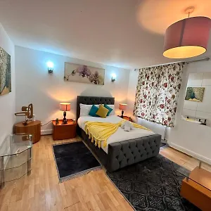 Apartment Bright Studio In Central *