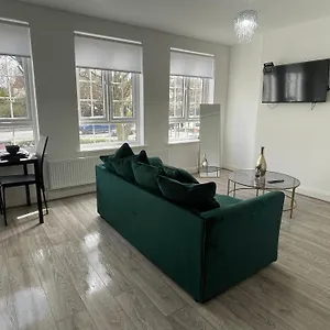 Immaculate 1 Bedroom Flat In *