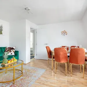 Bright N' Charming Air Conditioned Two Bed In Heart Of Apartment