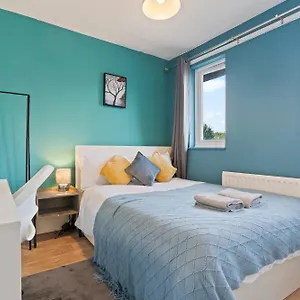 Lovely 4Br House In The City With Parking Holiday home *