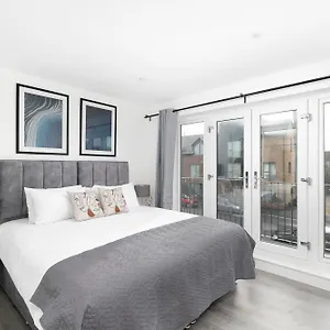 Cozy With King Size Beds Near Town & Chase Farm Train Stations With Wifi And Parking Apartment