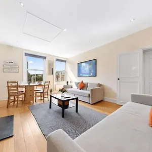 Spacious Sleep 11 With Terrace In Earls Court Ec99 London