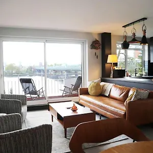 Riverfront Executive With Garage & Balcony Overlooking The Thames Apartment