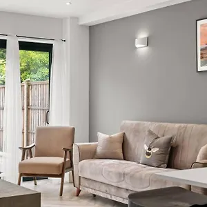 Apartment Spacious & Modern 4 Bed House Free Parking & Wi-fi *