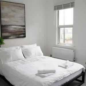 Retreat-2 Bedroom House Parking & Garden * London