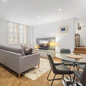 Luxurious Townhouse - La Reserve Knightsbridge Apartment *