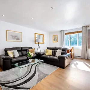 Classic 2 Bed Situated In Mill Hill Apartment *