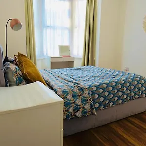 Two Bedroom Flat Near Transport & Shops *