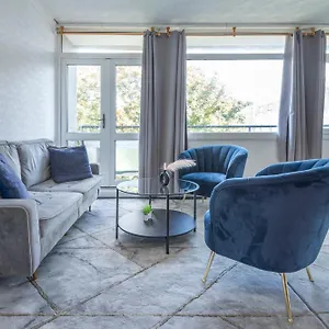 Apartment Entire 3 Bedroom Luxury In With Private Balcony London