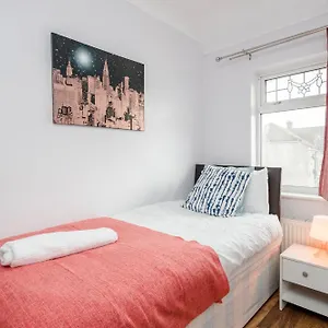 Tms Spacious 4 Bedroom House! Free Parking! Crosby Dagenham! * Dagenham