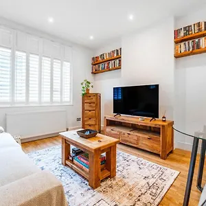 Immaculate With Garden-30 Mins To Apartment *