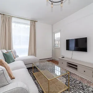 Comfortable Welcoming 3br House Wbalcony, South Apartment London