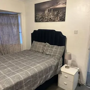 Beautiful Wood Street First Floor Flat B Apartment *
