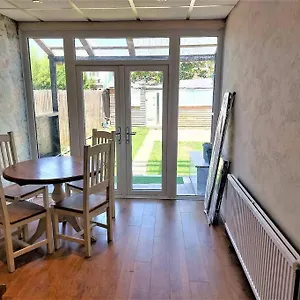 3 Bedroom House 10 Min Walk To Heathway Station Holiday home Dagenham