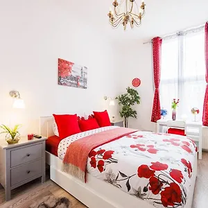 12 Bed Charming And Bright Flat London