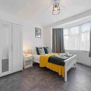 4-bed House Ideal For Families And Corporate Enfield