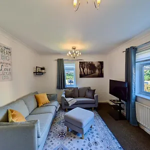 Apartment Charming 2-bedroom Flat With Parking *