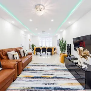 5 Bedroom Home, London, Games , Pool Table , Air Hockey Weekly & Monthly Offers With Free Parking * London