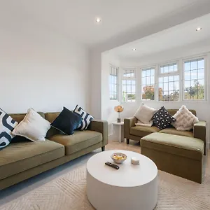 New Stunning Modern 2 Bedroom In Mill Hill Next To Train Station! Hendon