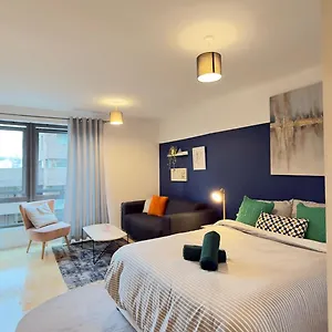 Modern Spacious Opposite Station Ii London