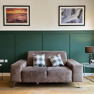 Newly Renovated & Modern 2-br Close To Canary Wharf *
