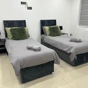 Urban Sleeps 6 Private Garden-family Pet Friendly Apartment Croydon