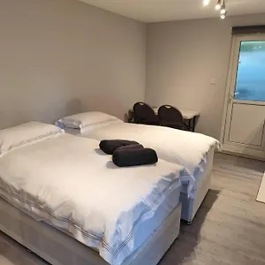 Apartment Conveniently Close To Tube Station