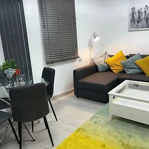 Apartment Stunning 2 Bed Located On High Street, 5 Minutes From New Cross Station, Free Parking, 1 Minute From Famous 5 Star Lit Shisha Bar And Restaurant