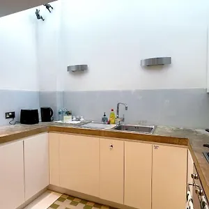 Apartment Chic Sleeps Up To 4 Guests In Heart Of Bridge