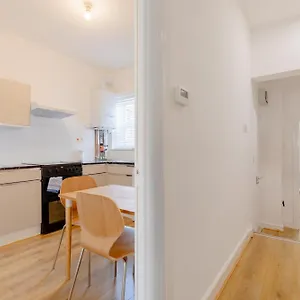 Spacious 2bd Flat Short Walk From Excel Apartment *