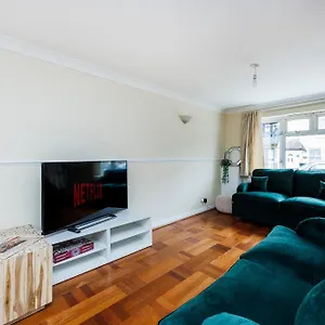 2 Bedroom House In Croydon With Free Wi-fi Sleeps 5 Long Holiday home South Norwood