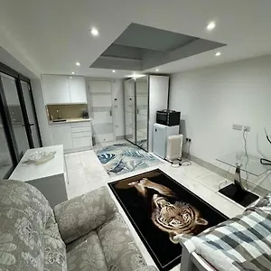 Charming Outback Apartment *