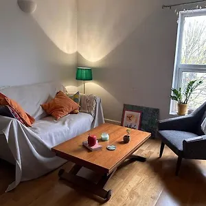Comfortable 3-bed Flat In Vibrant Camberwell Apartment *